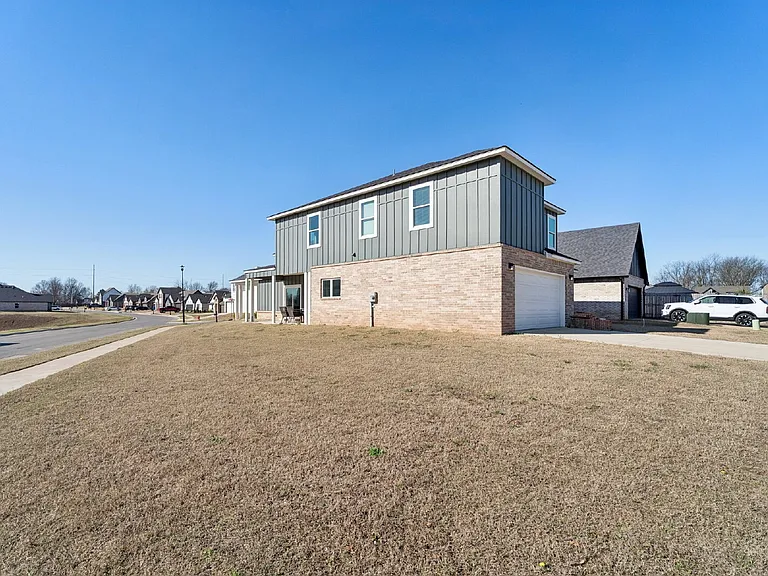 2410 W Charleston St — Photo 60