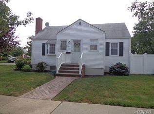 47 Vandewater St, Farmingdale, NY 11735