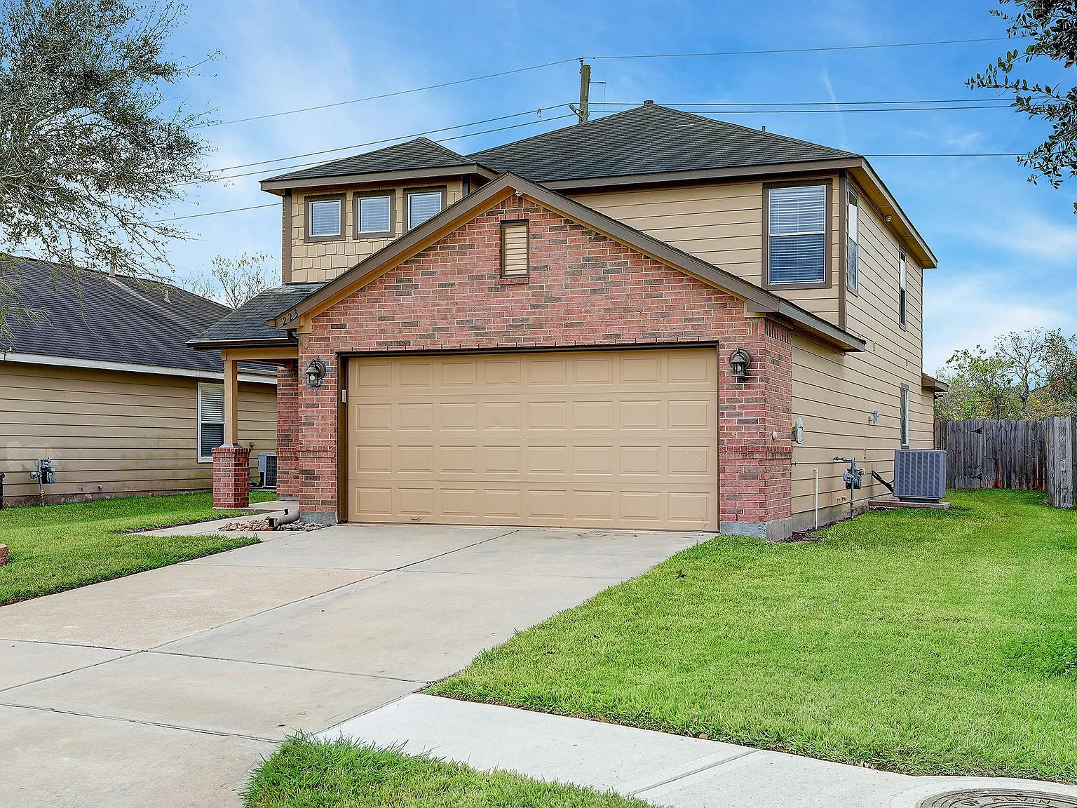 4 bed, 2.5 bath, 2506 sqft, $2,400 — Photo 2