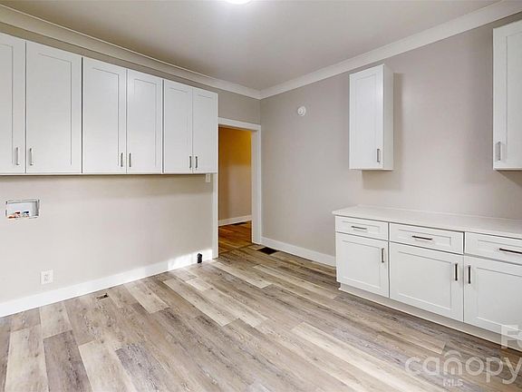 4th image of 307 W Washington Ave