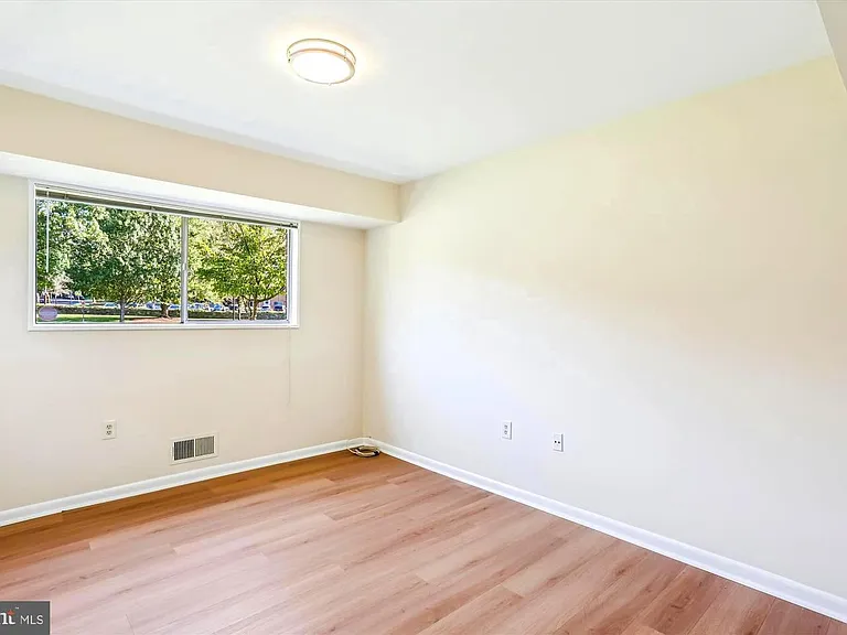 10601 Weymouth St #4 — Photo 21