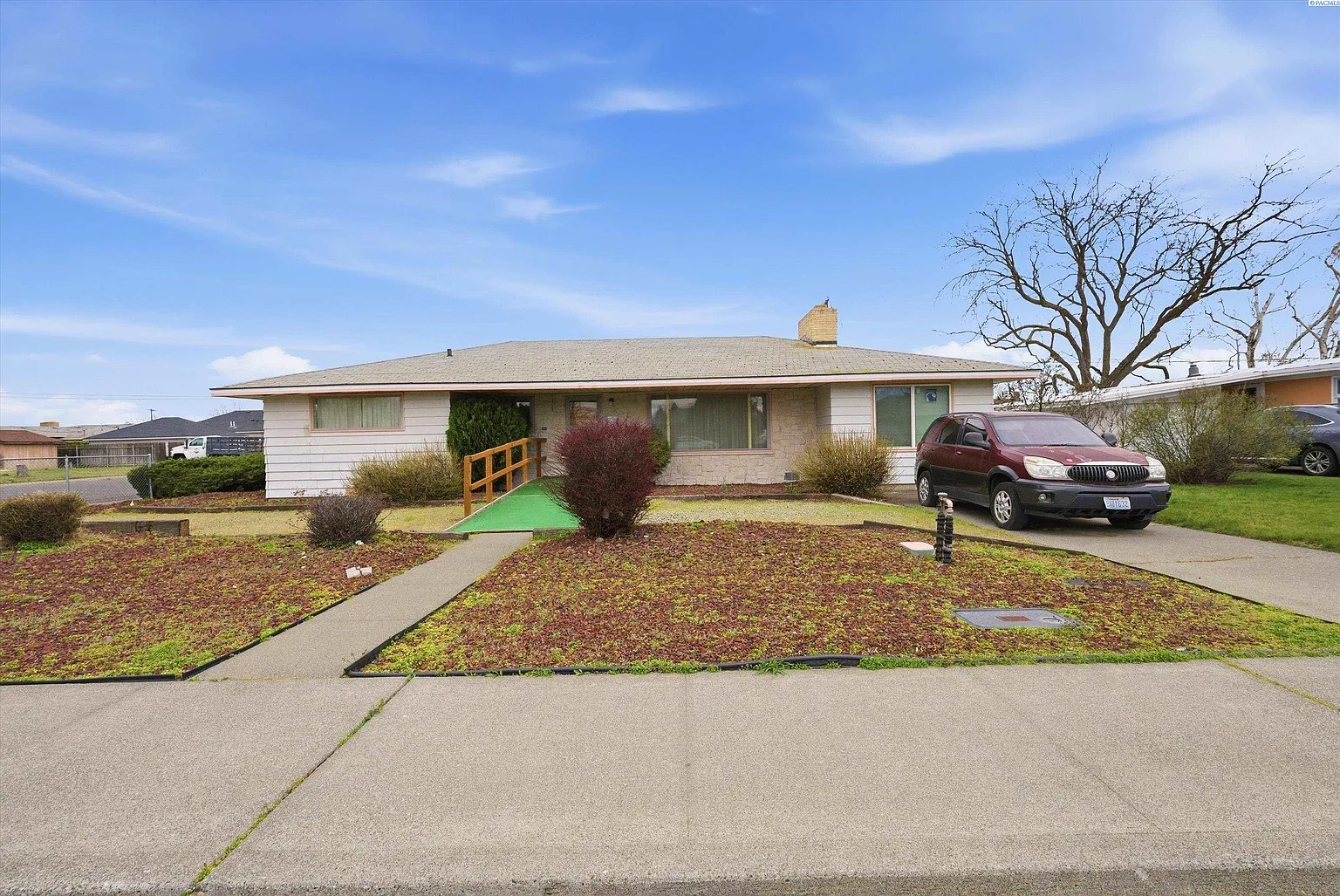1704 W Brown St photo 1