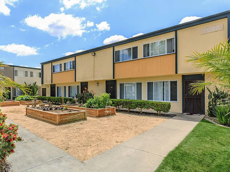 Villa Pacific Townhomes — Photo 20
