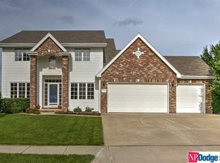 1111 Macarthur Dr, Papillion, NE 68046