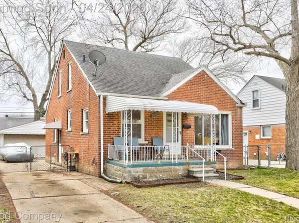 20420 Roscommon St, Harper Woods, MI 48225