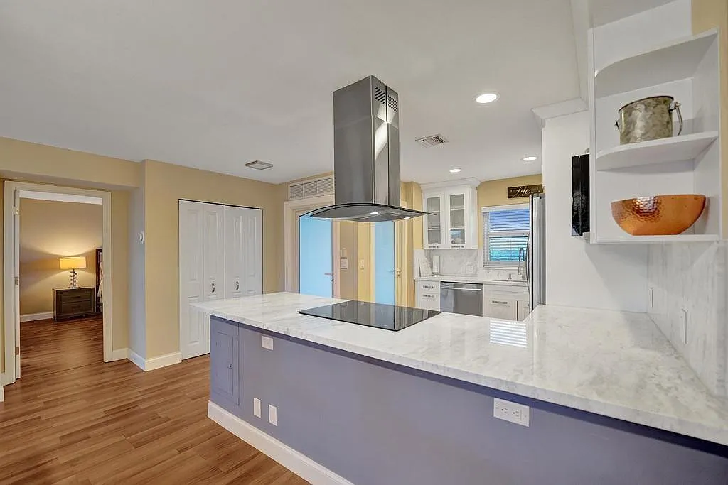 2 bed, 2.0 bath, 1300 sqft, $3,600 — Photo 2