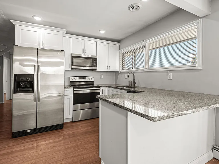 305 N Park Dr — Photo 3