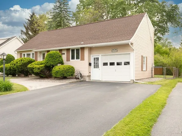 200 Forest Dr, North Syracuse, NY 13212