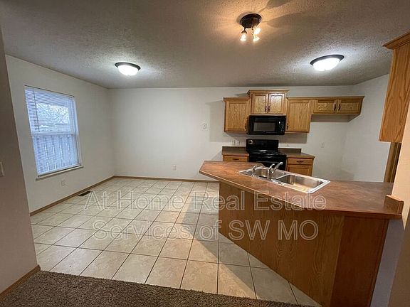 3rd image of 1026 N Oxford Dr
