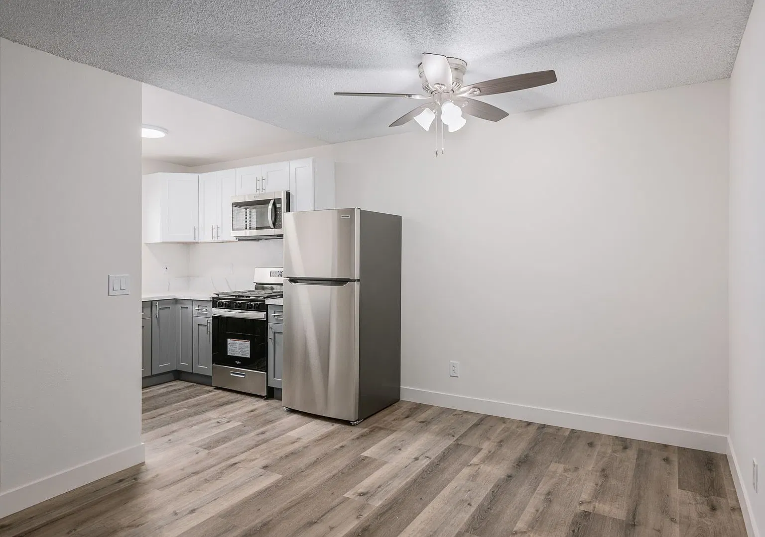 1010-1012 E Acacia Ave — Photo 3