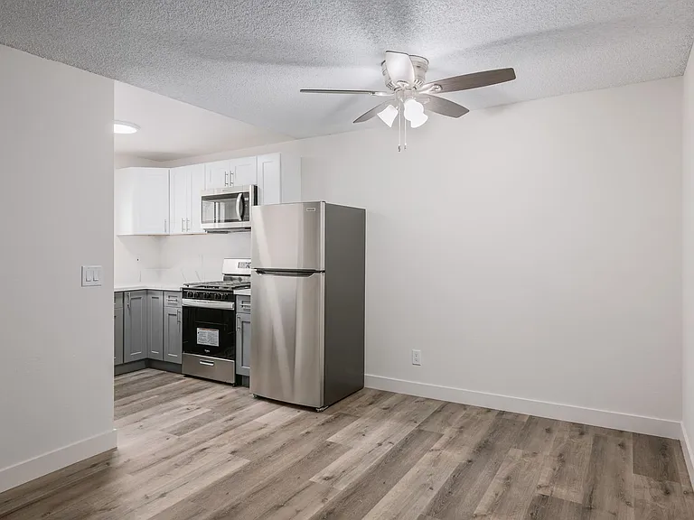 1010 - 1012 E Acacia Ave — Photo 3