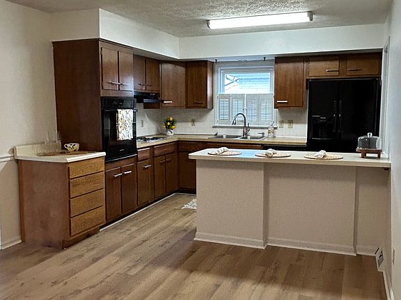 5th image of 626 Warrington Dr