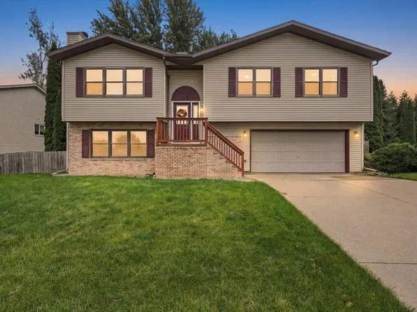 622 N Woods Edge Dr, Oregon, WI 53575