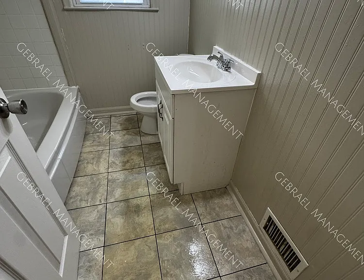 1119 Barney Ave — Photo 12