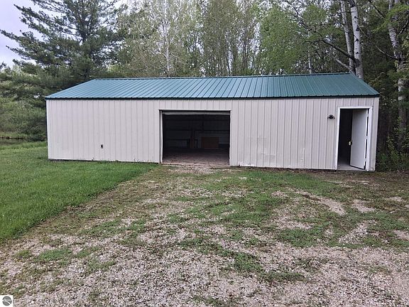 3rd image of 90 River Dr