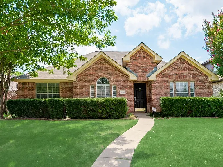 10717 Pineview Ln — Photo 1