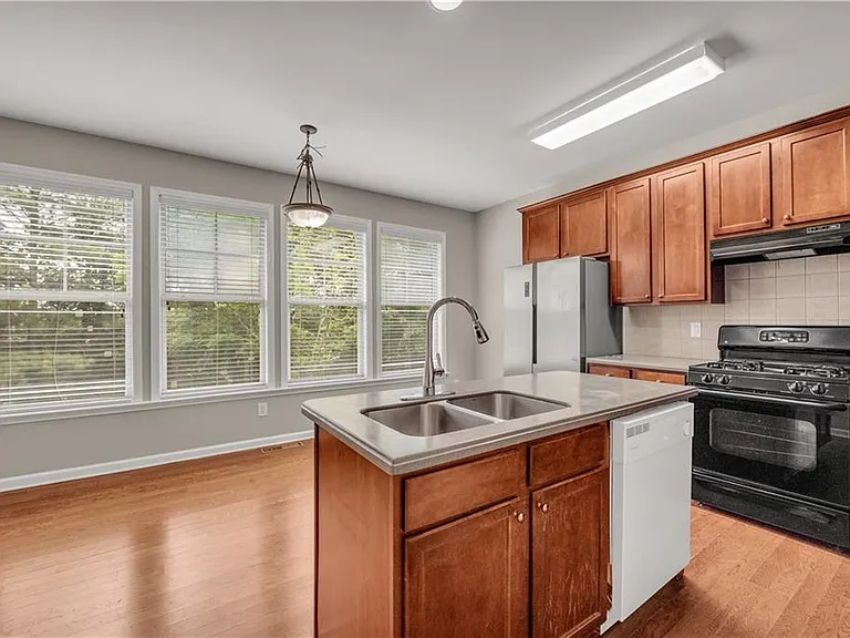 501 Grove Field Ct — Photo 27
