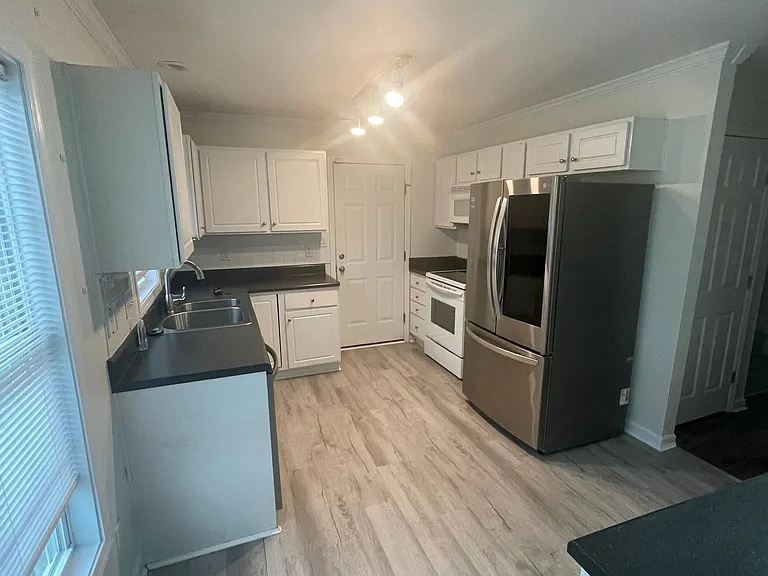 180 Bennington Dr — Photo 6