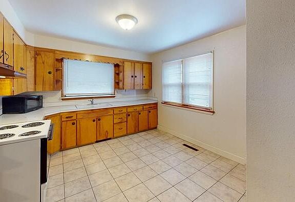 3rd image of 811 1st Ave NW