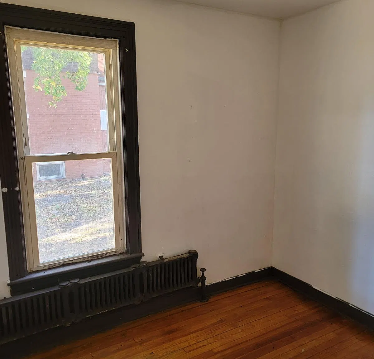 3 bed, 1300 sqft, $1,350 — Photo 2