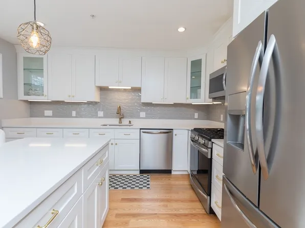 61 Valley St APT 4, Wakefield, MA 01880