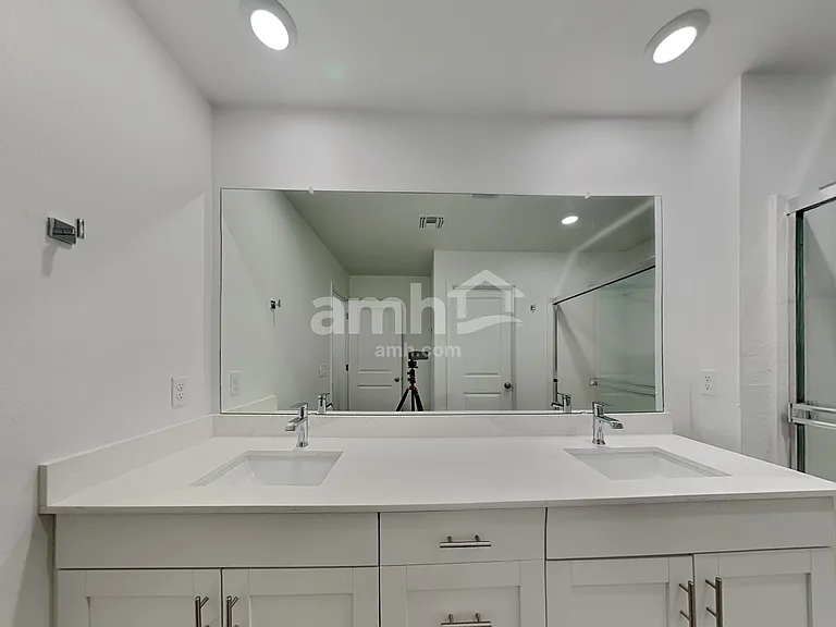 17138 W Golden Ln — Photo 12