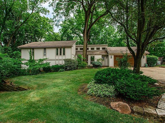 3rd image of 775 Loch Lomond Ln
