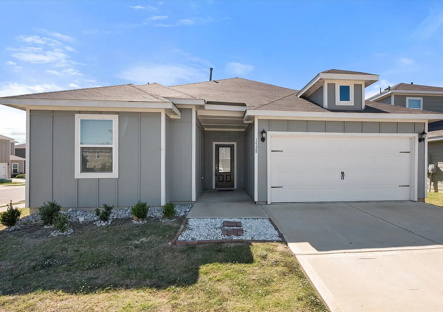Spacious 4 Bed in Southeast Fort Worth — Photo 2
