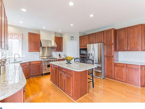4th image of 220 Kelsey Lynn Ct