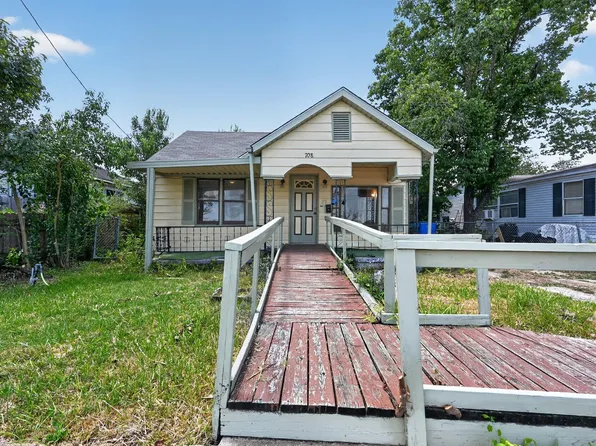 708 Booth St, Taylor, TX 76574