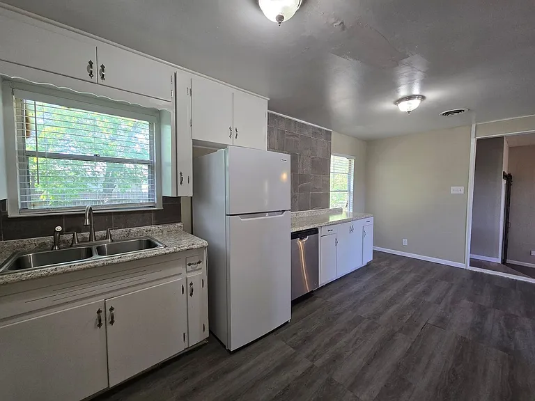 208 W Anderson Ave — Photo 4