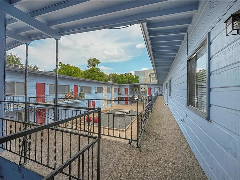 2408 Longview St — Photo 16