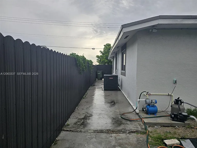 75 SW 18th Ave — Photo 19
