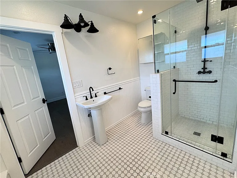 2716 S La Salle Ave — Photo 42