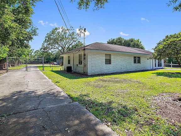 2nd image of 1012 Pampa St
