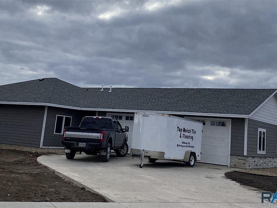 1st image of 743 Pacific Cir