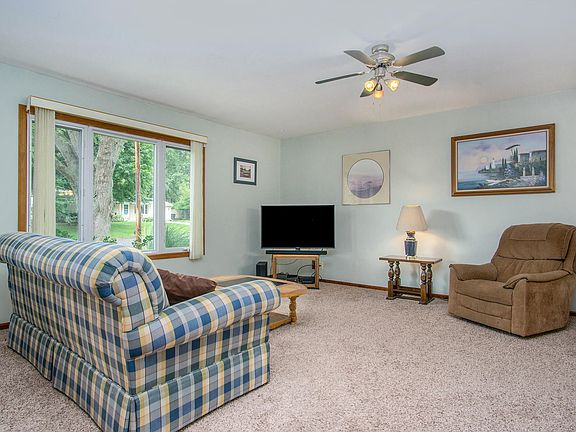 4th image of 129 Birchwood Ave