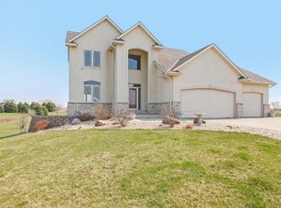 24215 Black Walnut Dr, Lakeville, MN 55044