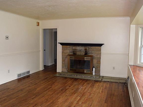 2nd image of 1386 Oxford Dr