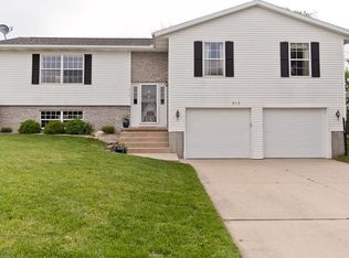 812 E Terrace Dr, Center Point, IA 52213