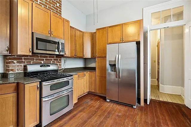 2044 Camp St — Photo 10