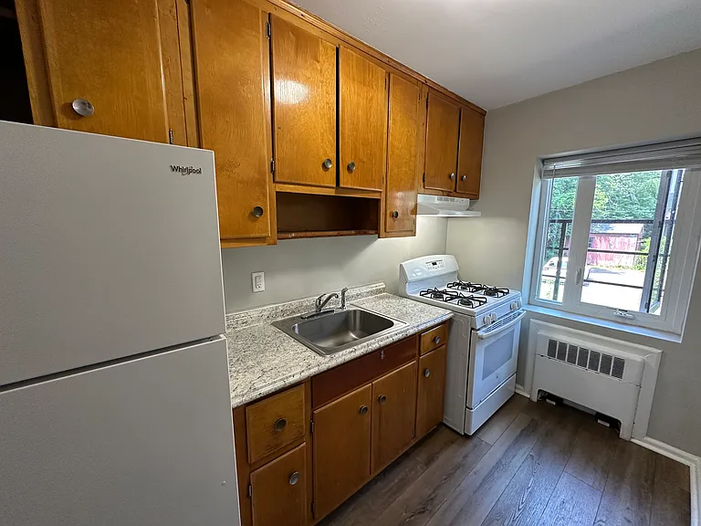 576 Whitney Ave #1K — Photo 3