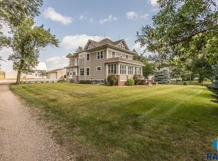 1220 NE 3rd St, Madison, SD 57042
