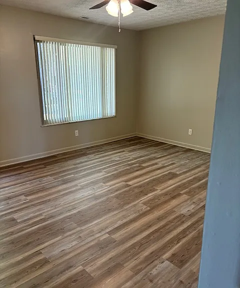 721 Laurel Ln — Photo 3