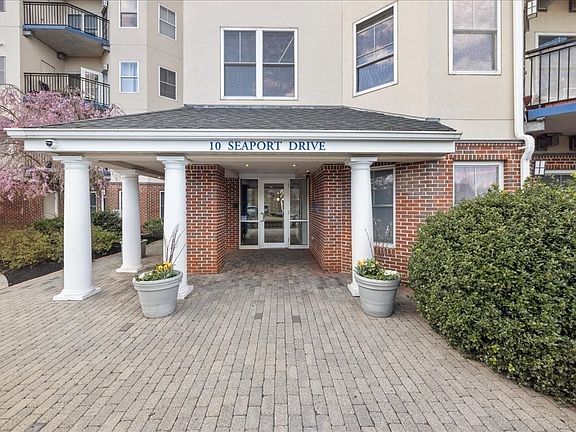 4th image of 10 Seaport Dr APT 2616
