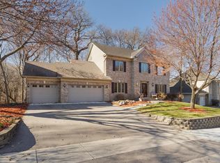 2140 Stone Creek Dr, Chanhassen, MN 55317