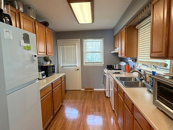 5th image of 80 Pine Ct