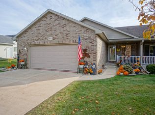 471 Bolson Dr, Oconomowoc, WI 53066