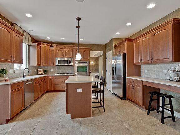 Cabinets & Counter space galore!