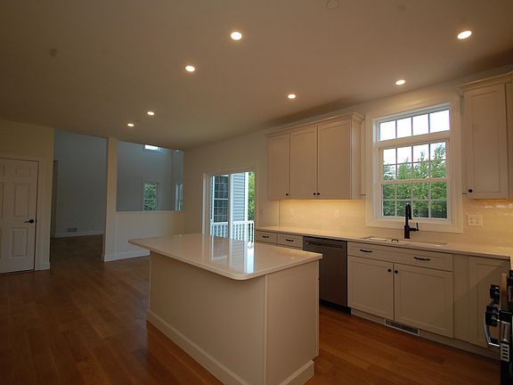 4th image of 70 Lantern Drive